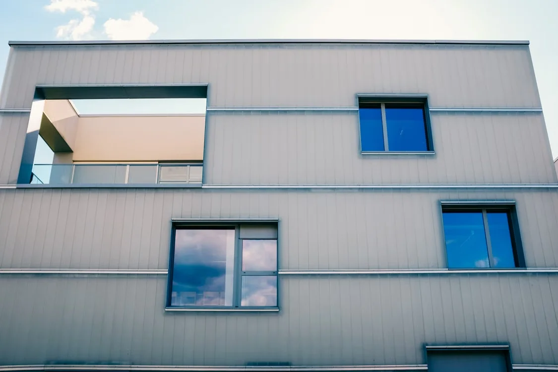Moderne Fassadenfenster ohne Rollladen – Anwendungsbeispiel