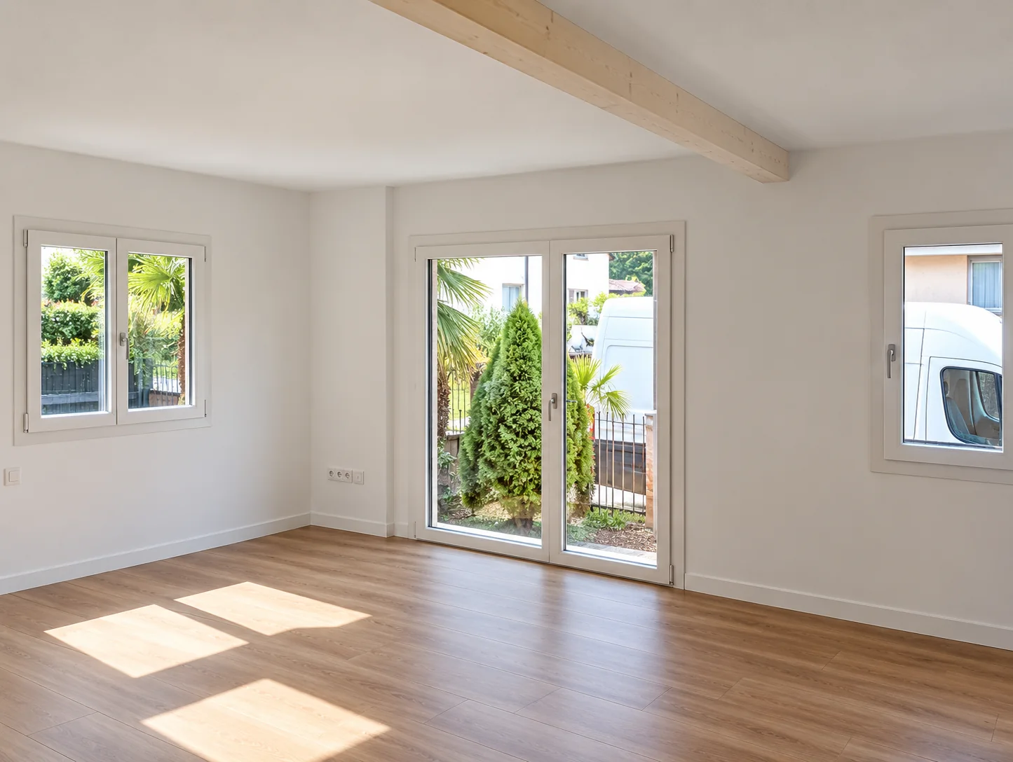 Heller modernisierter Wohnraum mit weißen Fenstern und großer Terrassentür